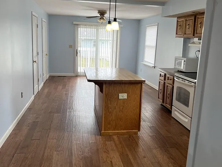 Kitchen w/ island