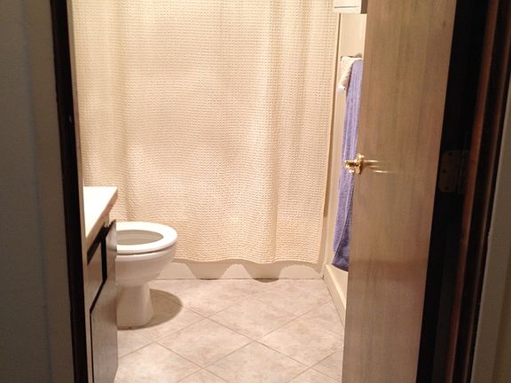 upper unit  bathroom