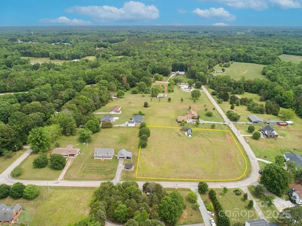 9700 Autumn Cir, Davidson, NC 28036