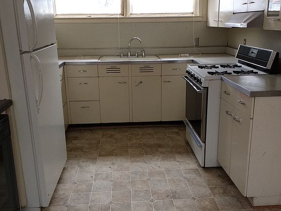 3rd image of 3208 Crystal Ave