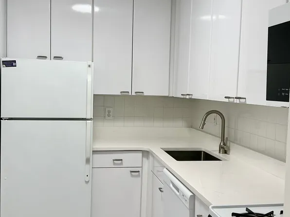 150 East 18th Street image 1 of 7