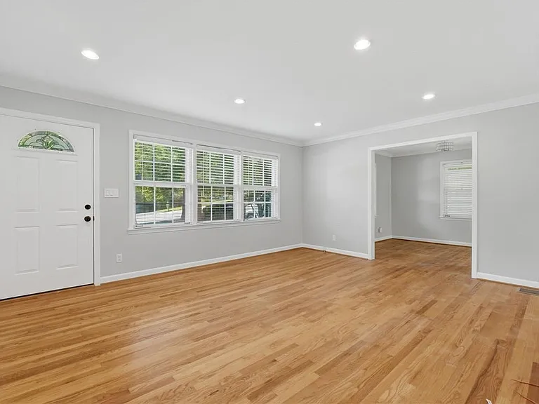 1111 N Valley Dr — Photo 15