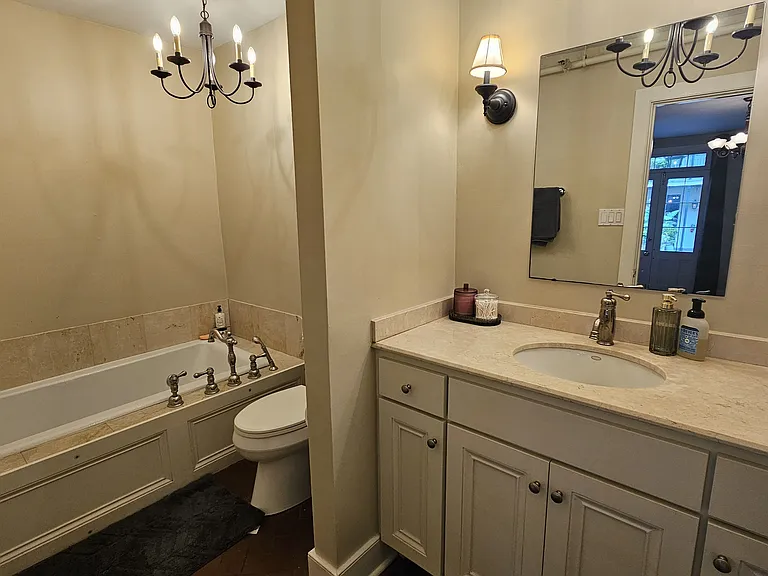 517 Dumaine St #1R — Photo 8