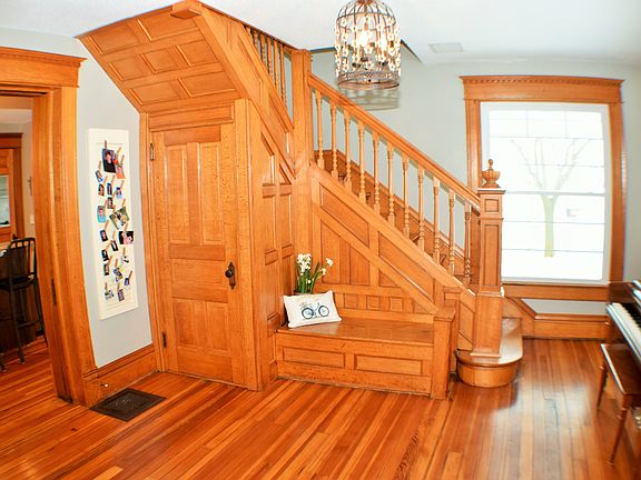 Entry with built-in bench