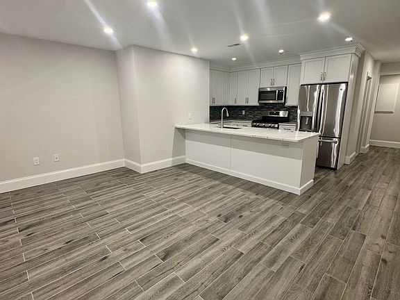 Open Floorplan - Living Room / Kitchen