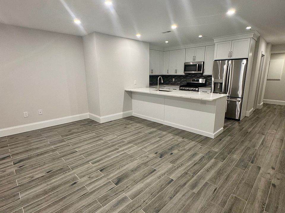 Open Floorplan - Living Room / Kitchen