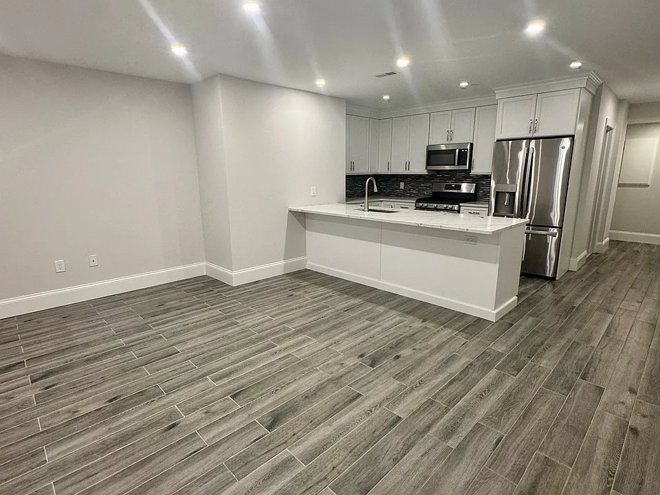 Open Floorplan - Living Room / Kitchen