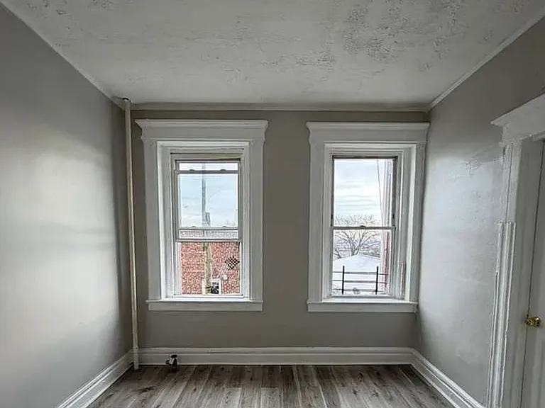 225-227 Clifton Ave #10D — Photo 2