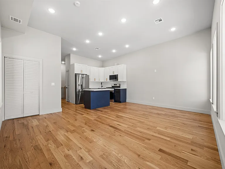 424 Woodlawn Ave #2 — Photo 3