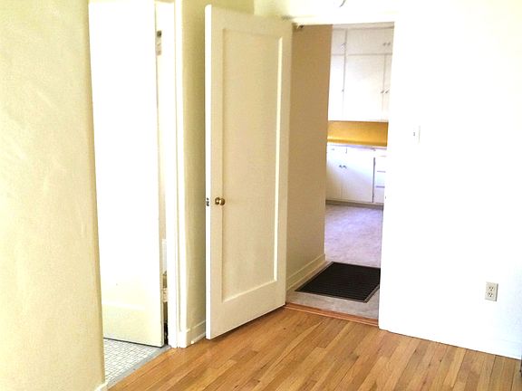 3rd image of 229 Aliso Dr NE