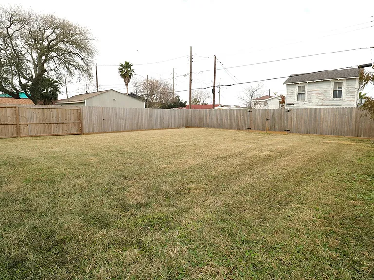 5506 Avenue Q 1/2 — Photo 22