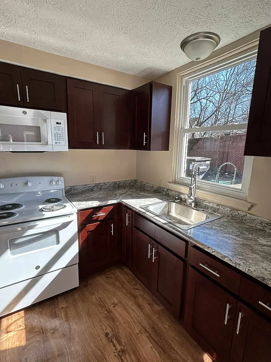 Photo 2 of 10 - 459 W 3rd St #1 - Mansfield, OH Building Photo - 459 W 3rd St #1
