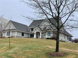 13675 N Legacy Hills Dr, Mequon, WI 53097