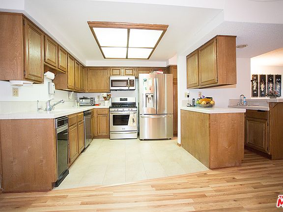 3rd image of 631 S Kenmore Ave APT 201