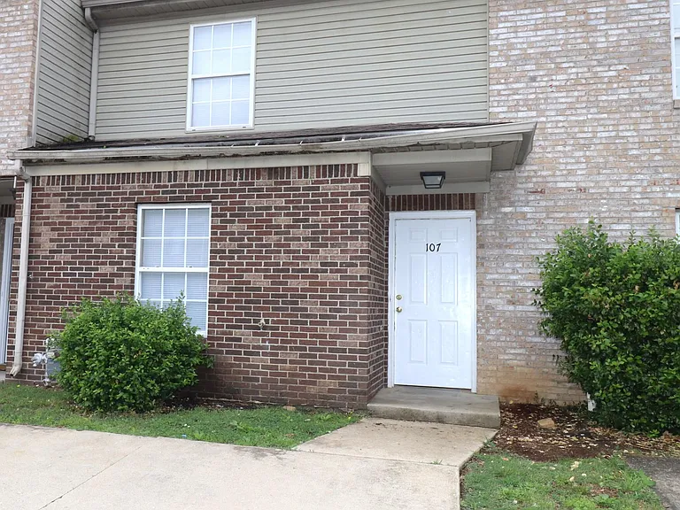 107 Floyd Ct — Photo 2