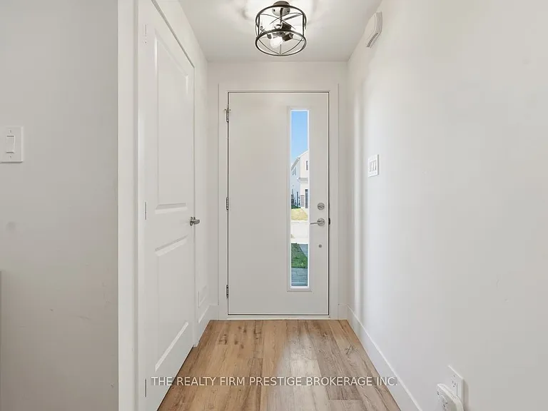 1595 Capri Cres #28 — Photo 3