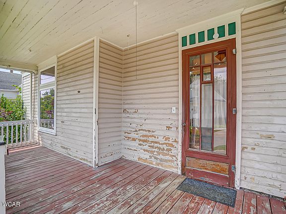 3rd image of 615 Elm St