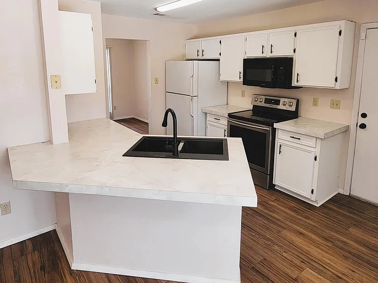 2315 Bernice Cir — Photo 8