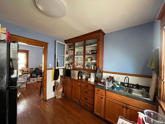 3rd image of 179 Barton St #1