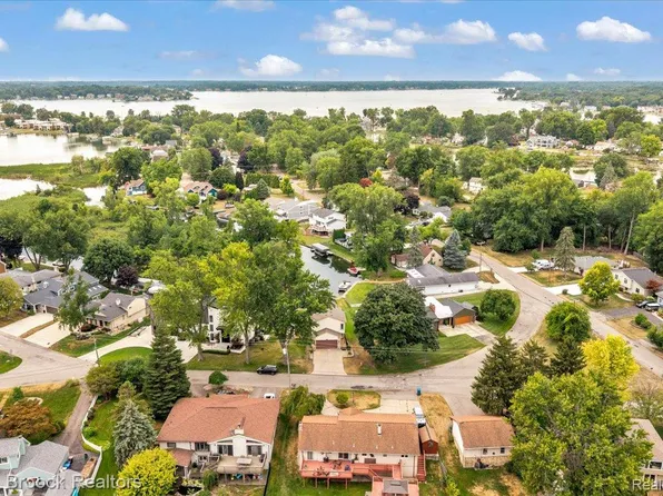 1025 Otter Ave, Waterford, MI 48328