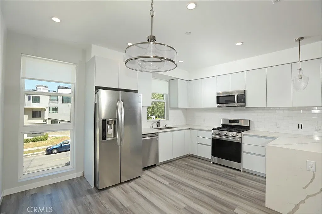 3 bed, 1839 sqft, $4,395 — Photo 2