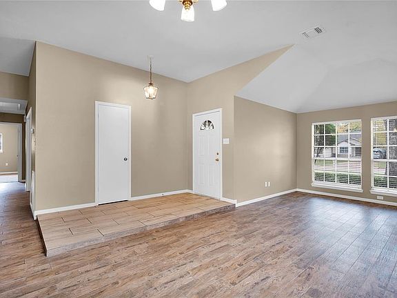 4th image of 15510 Meadow Village Dr