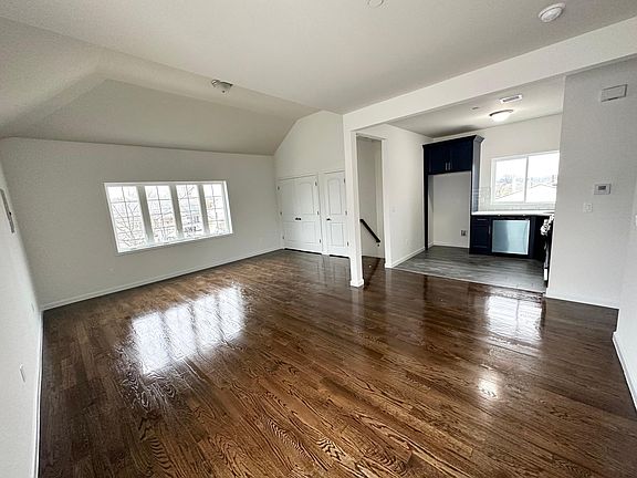 3rd image of 180 Chelsea St #2