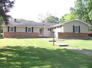 1857 Valley View Dr, Freeport, IL 61032