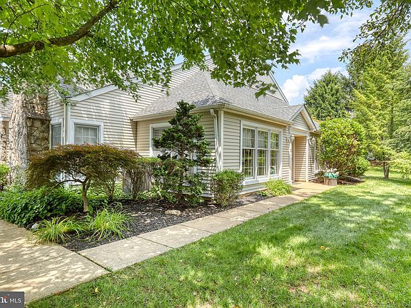 3rd image of 37 Gaylord Ct