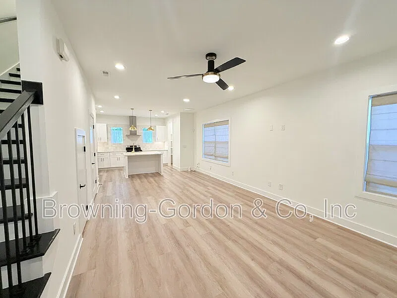 2 bed, 2.5 bath, 1100 sqft, $2,400 — Photo 3