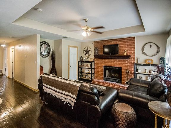3rd image of 303 W Pecan St