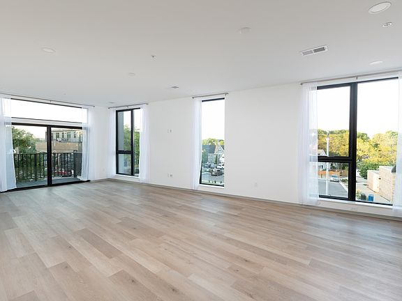 3rd image of 2557 S Kinnickinnic Ave #317