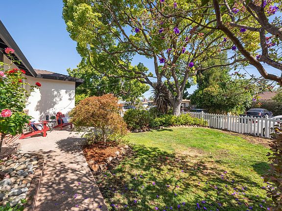 4th image of 10 Greenwood Ln