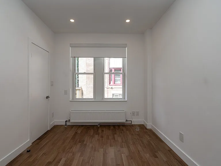160 Huron St — Photo 4