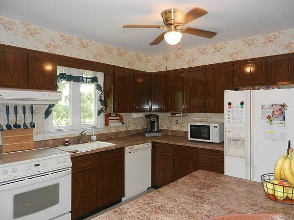 5th image of 5 Clubhouse Dr