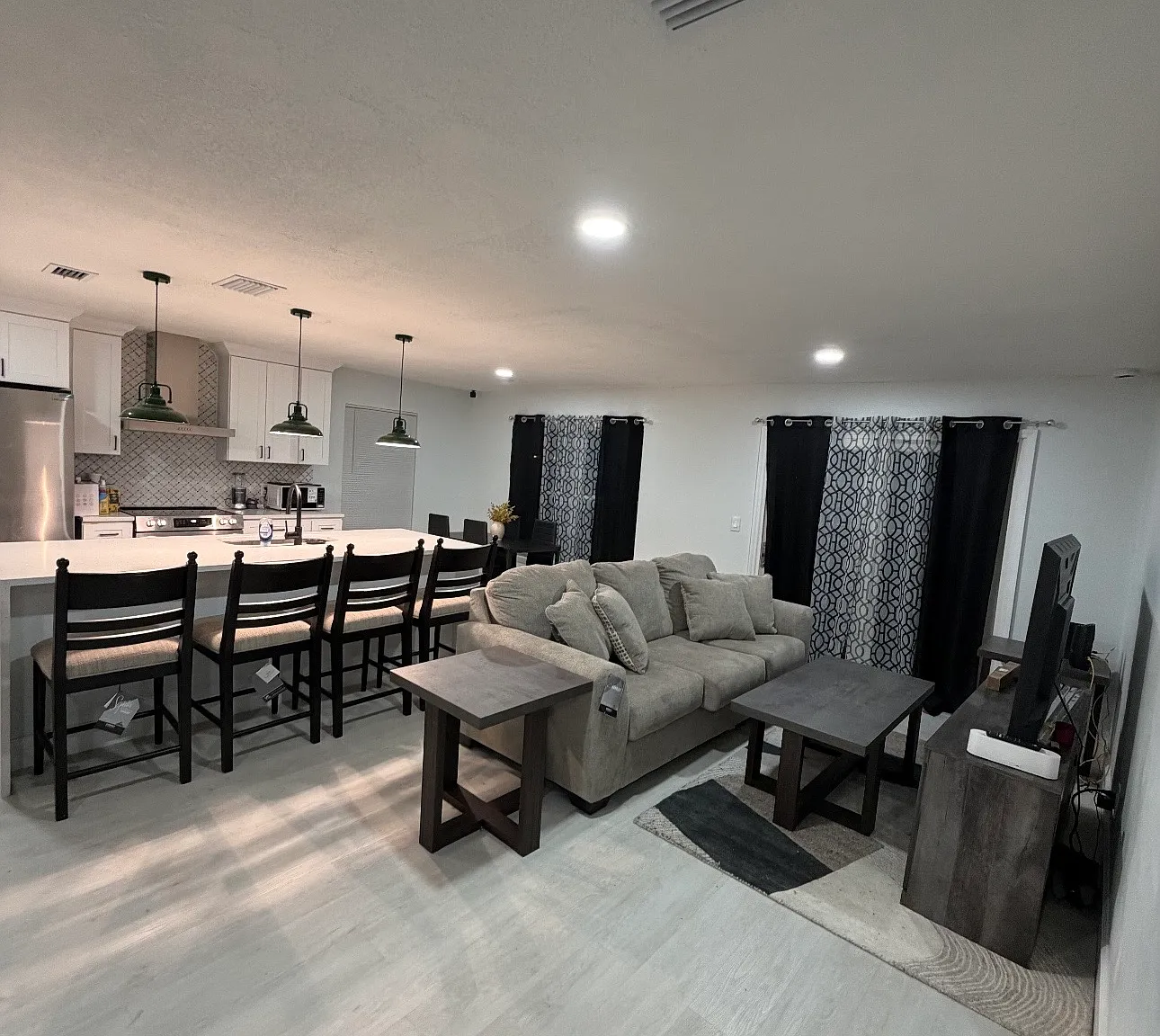5 bed, 1520 sqft, $2,900 — Photo 2