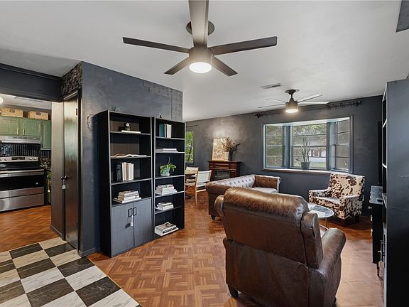 5th image of 825 SE H St