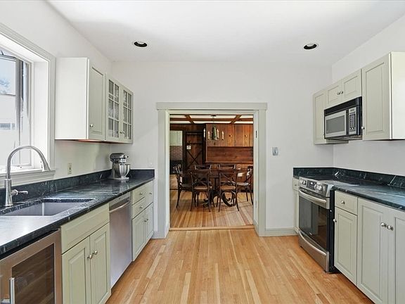 4th image of 424 Main St