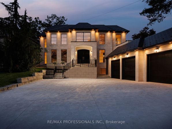 15 Edenbrook Hl #8, Toronto, ON M9A 3Z7