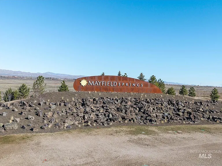 310 E Mayfield Springs Blvd — Photo 2