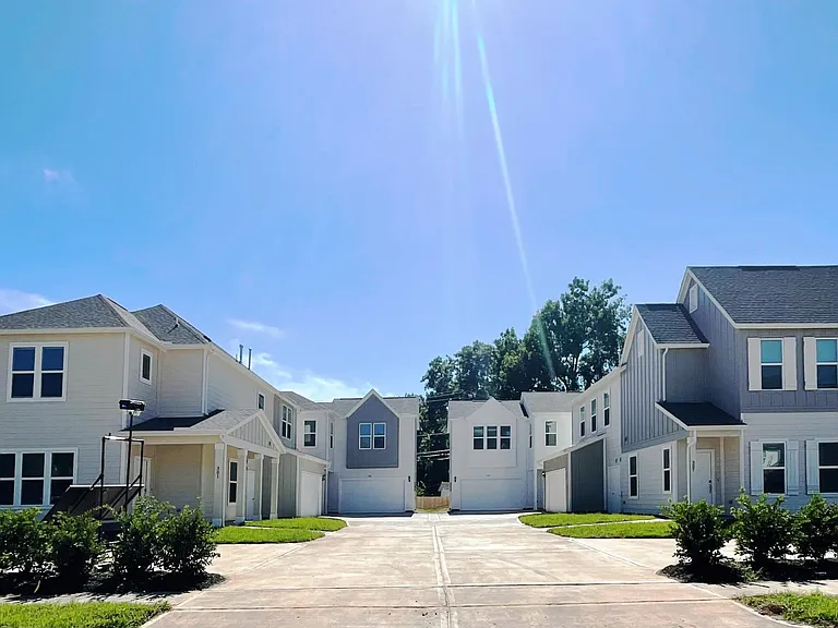 Lakewood Manor — Photo 3
