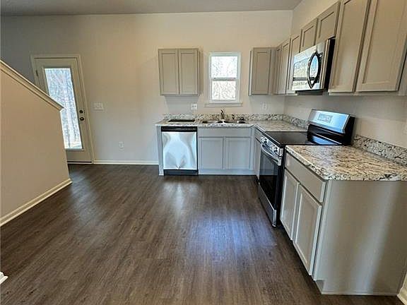 4th image of 1001 Redbud Dr