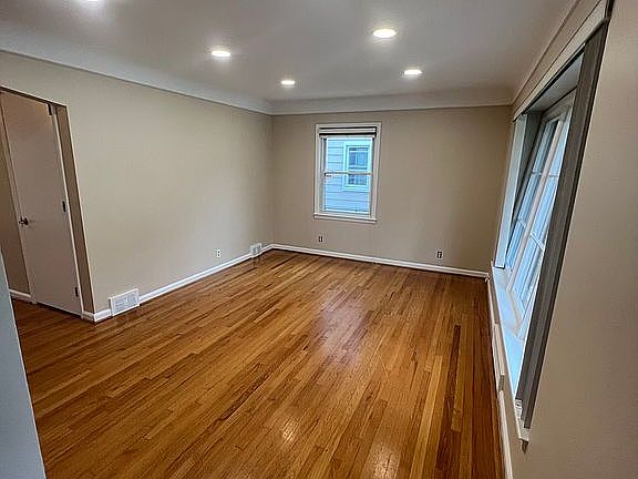 4th image of 576 Bennaville Ave