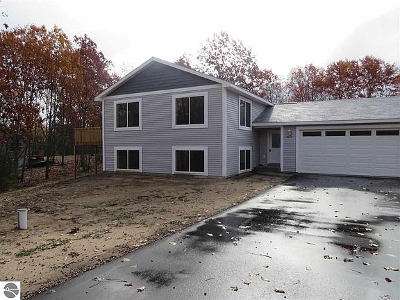 4th image of 9817 Westwood Dr