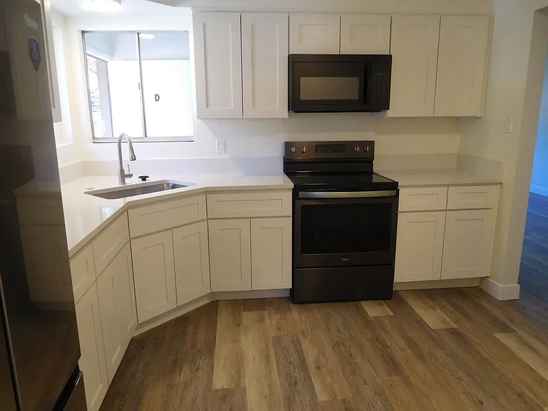 1266 N Sierra St — Photo 2