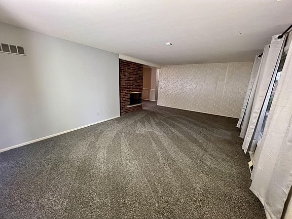 3rd image of 516 Hawthorne Ln