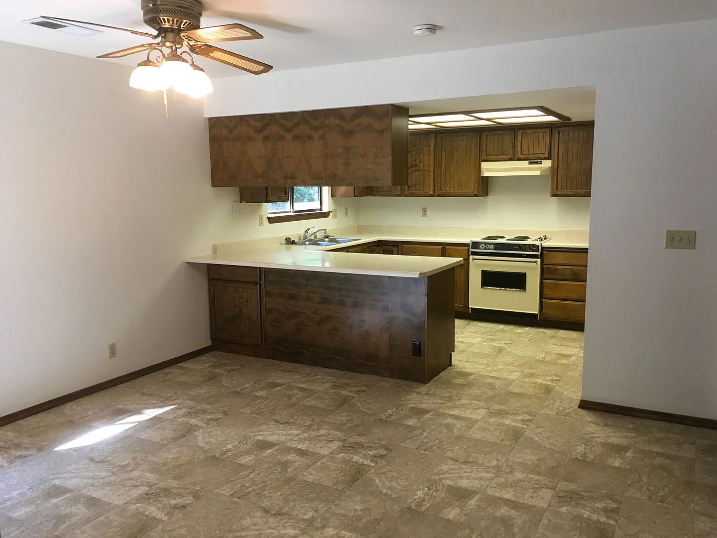 Arroyo Manor 3 Bedroom- Large Fenced Yard! — Photo 4