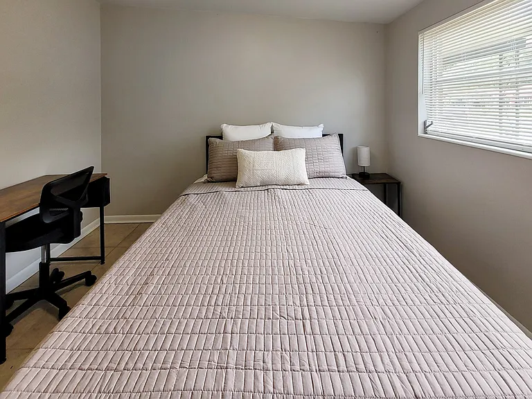 NE 15th Ter — Photo 3