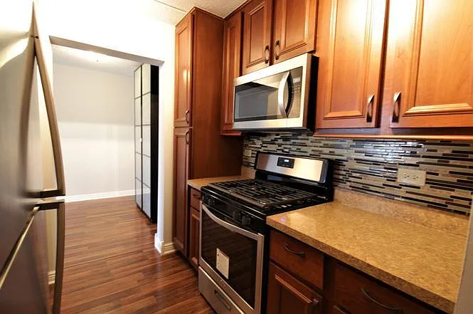 300 W Fullerton Ave — Photo 8