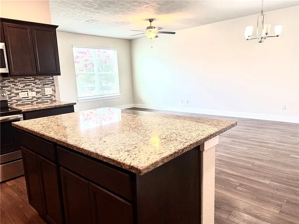 3 bed, 2.5 bath, 1463 sqft, $1,900 — Photo 4